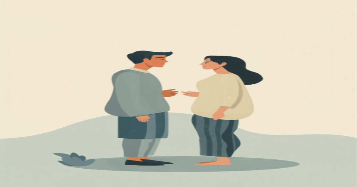 Een ouder en een tiener zitten samen aan een keukentafel in gesprek, als beeld voor rustige, betrokken ouderschap rond een gendervraag
